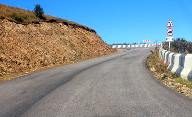 dağ yolu ile manzara. Kuzey Kafkasya seyahat.