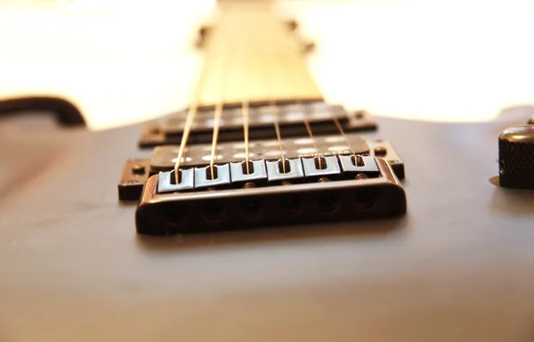 Černá elektrická kytara izolovaných na bílém backgriund — Stock fotografie