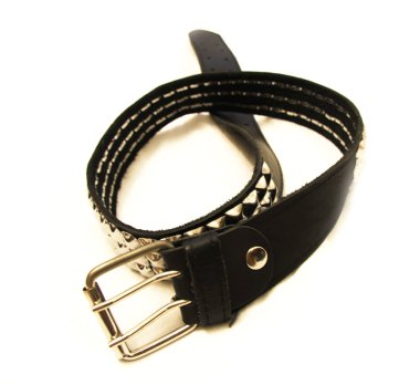 izole beyaz zemin üzerine siyah deri kayışı