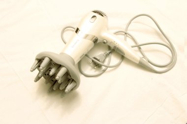 Saç kurutma makinesi üzerinde beyaz baclground izole