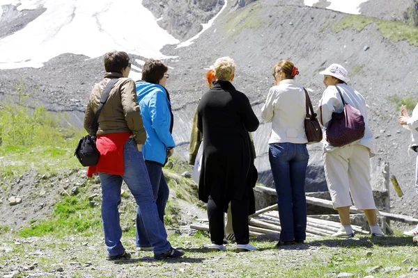 Skupina turistů dívají horách — Stock fotografie