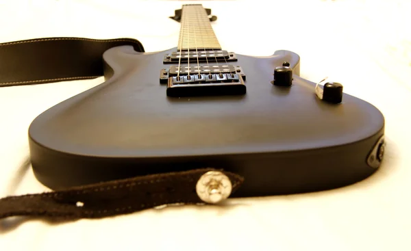 Guitarra elétrica preta isolada no fundo branco — Fotografia de Stock