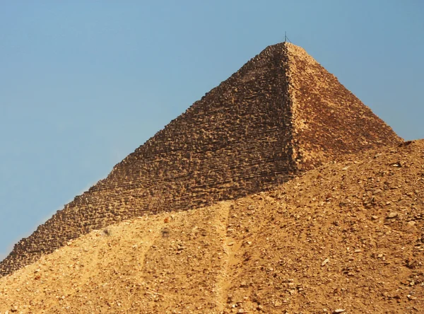 Piramidy w pustyni w Egipcie w Gizie — Zdjęcie stockowe