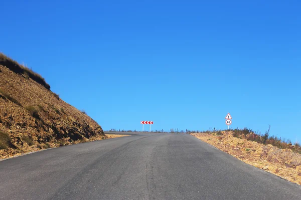 Bergstraße und Landschaft. Nordkaukasus-Reise. — Stockfoto