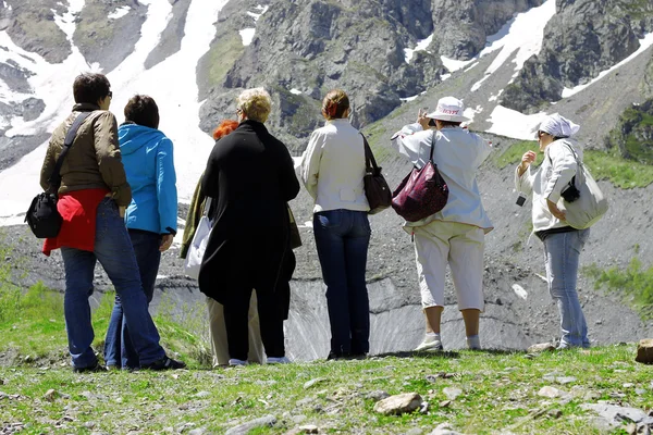 Grupo de turistas olhando para uma montanha — Fotografia de Stock