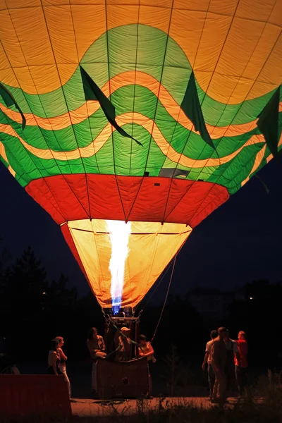 Hete luchtballon beginnen te vliegen in avondlucht — Stockfoto