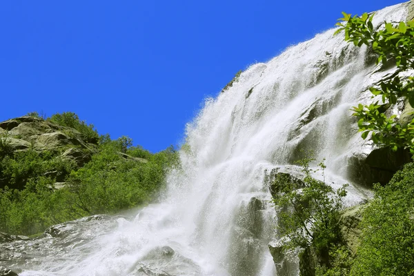 Cascada Alibek. Montañas Dombay. El Cáucas del Norte — Foto de Stock