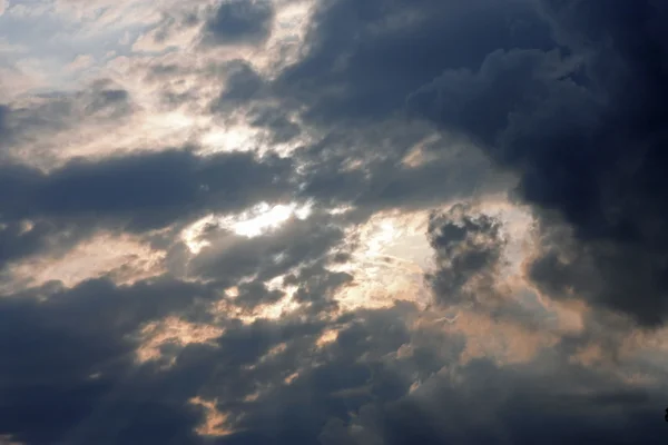 Blauwe hemel en witte wolken en de zon — Stockfoto