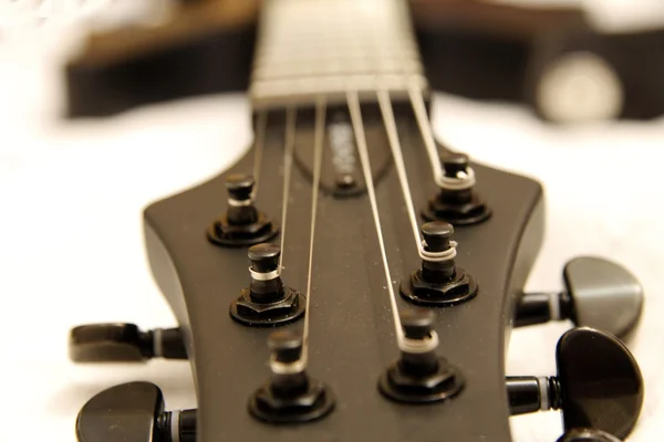 Gitar listrik hitam terisolasi pada backgriund putih — Stok Foto