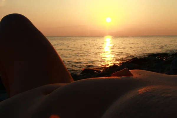 Conchiglia sul corpo della donna nuda al tramonto — Foto Stock