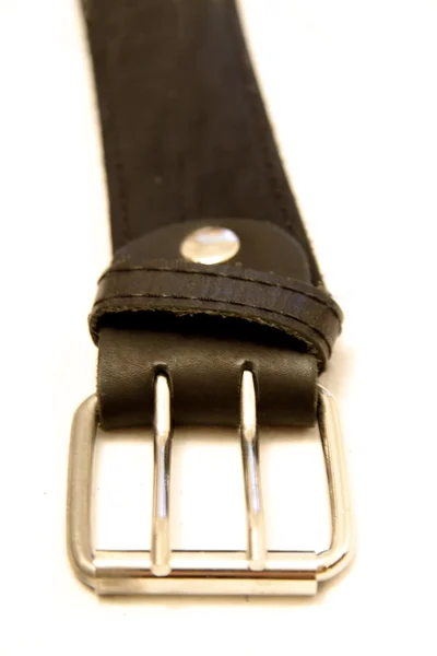 Cinturão de couro preto isolado no fundo branco — Fotografia de Stock