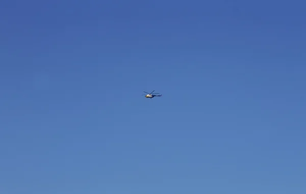 Helikopterflug in blauem Himmel mit Wolken — Stockfoto