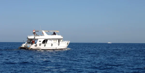 Witte schip verplaatsen door de rode zee — Stockfoto