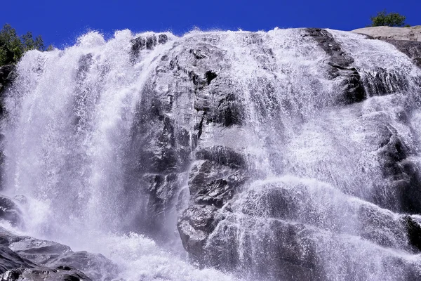 Alibek vattenfall. Dombay berg. den norra caucas — Stockfoto