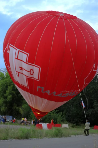 Globo de aire caliente que comienza a volar en el cielo nocturno —  Fotos de Stock