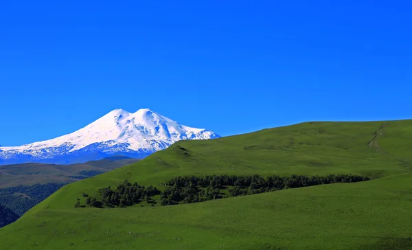 La montagna di Elbrus è la vetta più alta d'Europa — Foto Stock