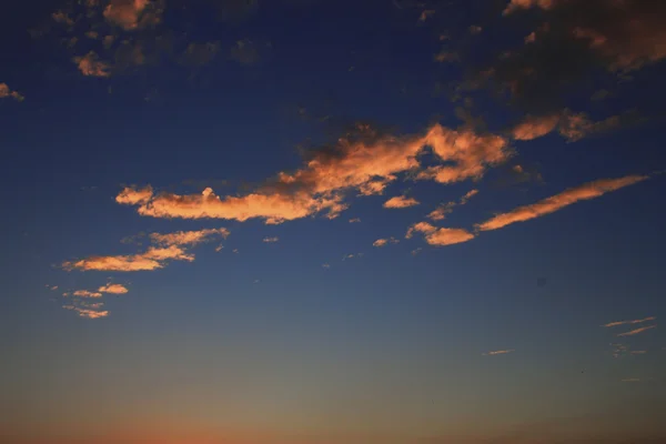 Blauwe hemel en witte wolken en de zon — Stockfoto