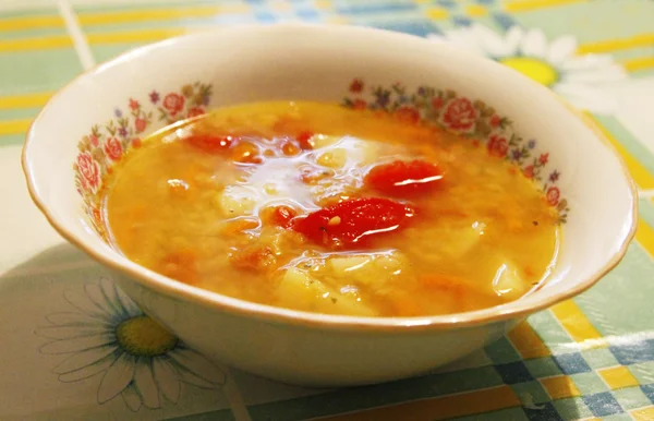 Tigela com uma sopa fresca na toalha de mesa na mesa — Fotografia de Stock