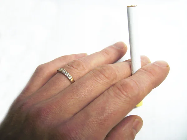 Mans mão segurando cigarro em dedos isolados no bac branco — Fotografia de Stock