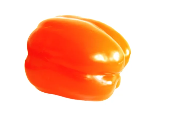 Rode en oranje paprika geïsoleerd op witte achtergrond — Stockfoto