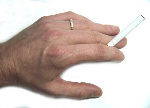 Επανδρώνει το χέρι που κρατά τσιγάρο στα δάχτυλα που απομονώνονται σε λευκό bac — Φωτογραφία Αρχείου