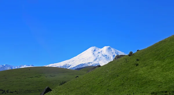 エルブラス山はヨーロッパの最も高いピークです。 — ストック写真