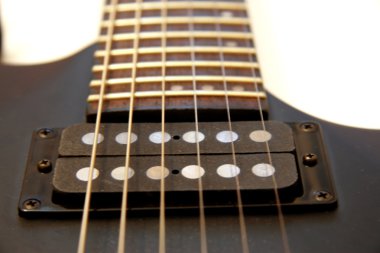 Siyah Elektro gitar üzerinde beyaz backgriund izole