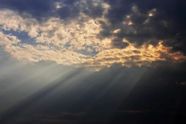 Ciel bleu et nuages blancs et le soleil — Photo