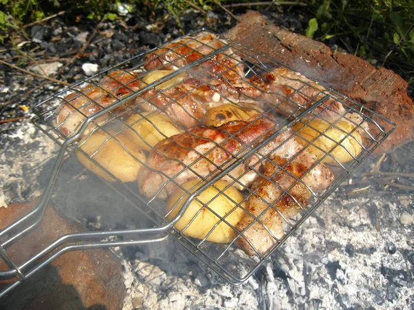 모닥불과 숯불에 바베 큐 볶음밥 — 스톡 사진