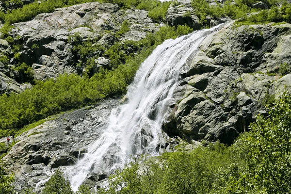 Cachoeira Alibek. Montanhas Dombay. Cáucaso do Norte — Fotografia de Stock