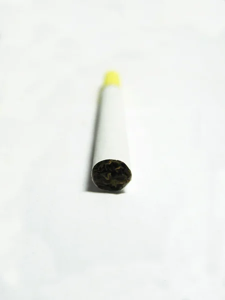 Cigarrillo aislado sobre fondo blanco — Foto de Stock