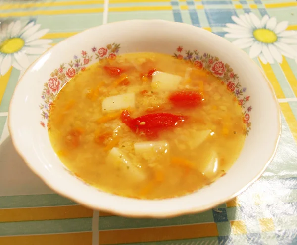 Cuenco con una sopa fresca en el mantel sobre la mesa — Foto de Stock