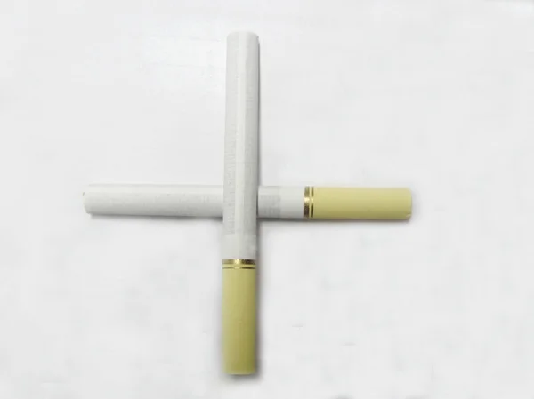 Cigarett isolerat på den vita bakgrunden — Stockfoto