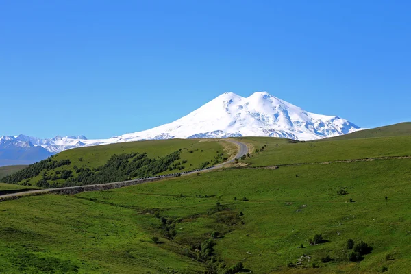 Elbrus montanha é o pico mais alto da Europa — Fotografia de Stock