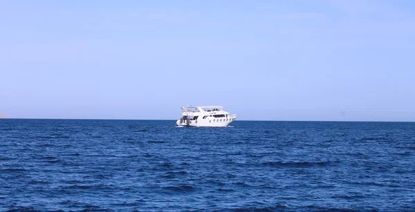 Barco blanco que se mueve por el mar rojo — Foto de Stock