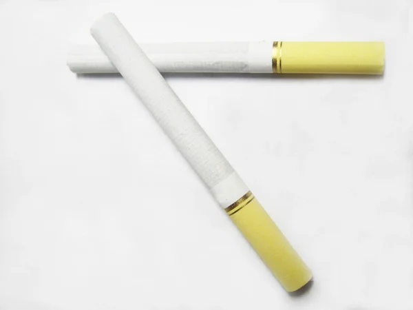 Cigarette isolée sur le fond blanc — Photo