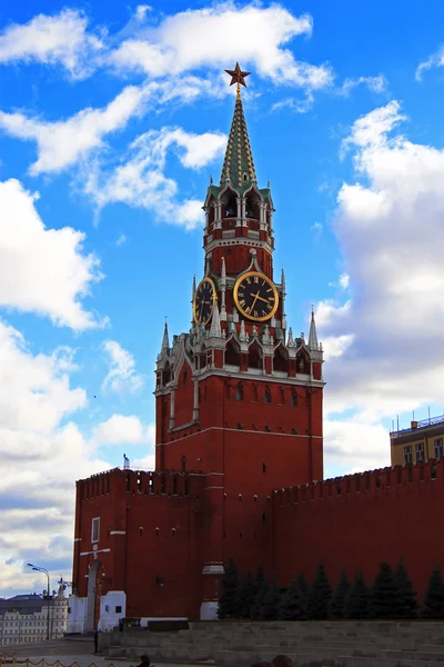 Spasskaya tornet och St Basils katedralen Röda torget Moskva — Stockfoto