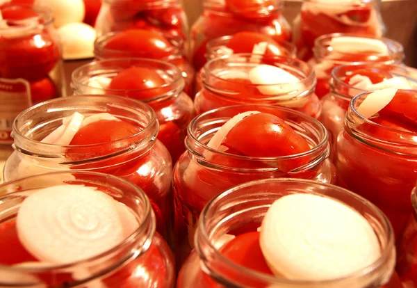 Tomates savoureuses avec oignon en conserve dans des bocaux en verre — Photo