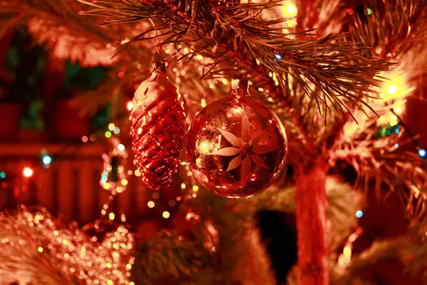 Decoração de árvore de Natal na árvore de Natal — Fotografia de Stock