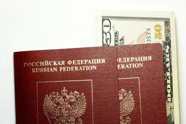 Russischer Pass und US-Dollar isoliert auf weißem Hintergrund — Stockfoto