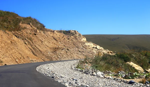 Autostrada e paesaggio montano. Caucaso settentrionale viaggi . — Foto Stock