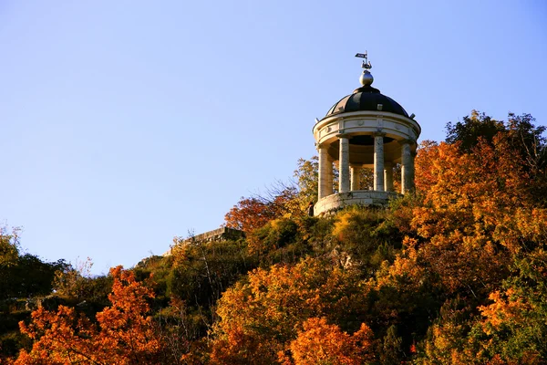 Aeolus Harp In Autumntime. Marcos e monumentos de Pyatigorsk — Fotografia de Stock