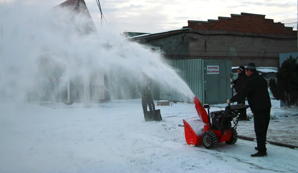 Homem a limpar o quintal. Remoção de neve por máquina — Fotografia de Stock