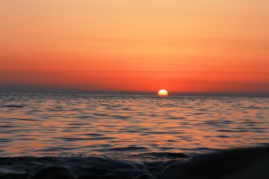 Sahilde deniz yaz günbatımı