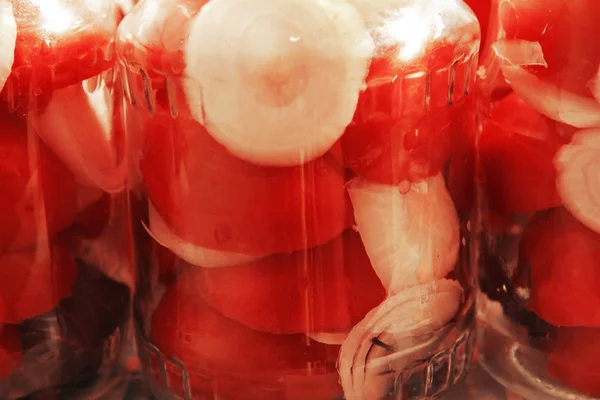 可口的西红柿和洋葱罐头在玻璃罐 — 图库照片