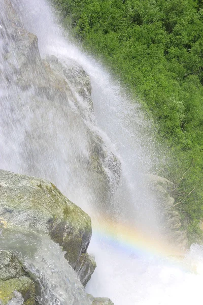 Cachoeira Alibek. Montanhas Dombay. Os Caucas do Norte. Arco-íris — Fotografia de Stock