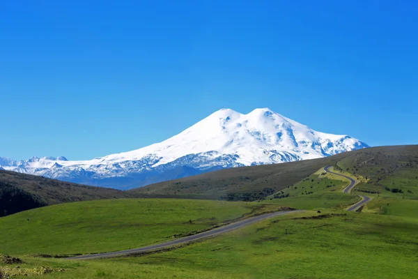 Elbrus berg är högsta toppen i Europa — Stockfoto