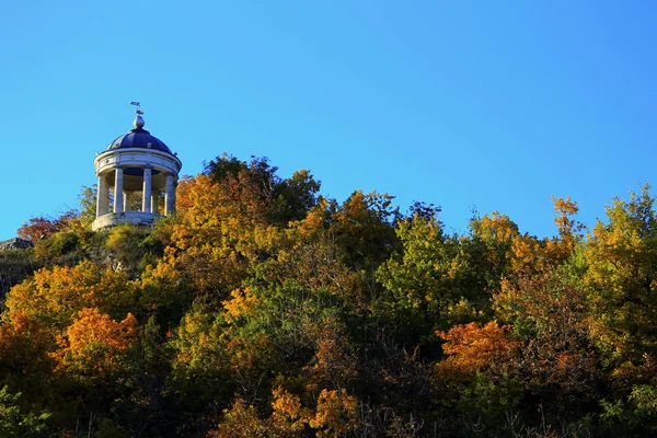 Aeolus Harp In Autumntime. Marcos e monumentos de Pyatigorsk — Fotografia de Stock