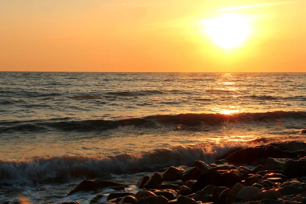 Zachód słońca latem na plaży nad morzem — Zdjęcie stockowe