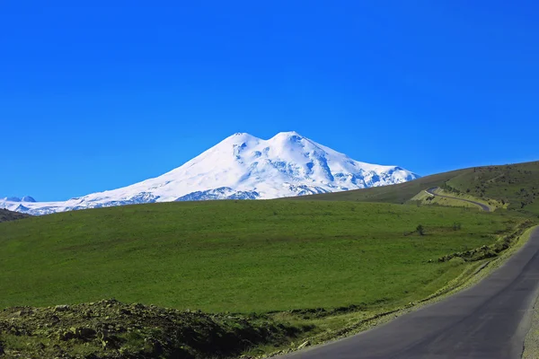 Elbrus montanha é o pico mais alto da Europa — Fotografia de Stock